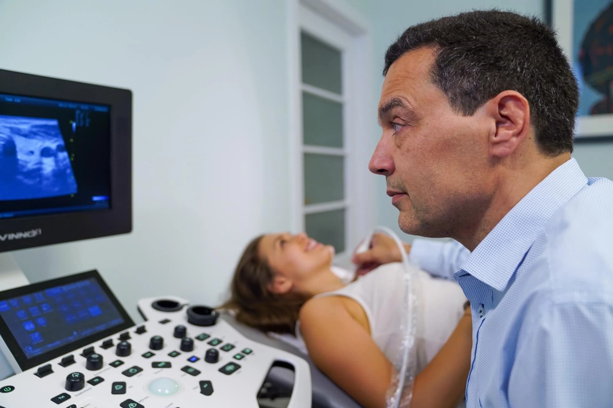 Prof. Dr. Christian Scheuba bei der Ultraschalluntersuchung der Schilddrüse
